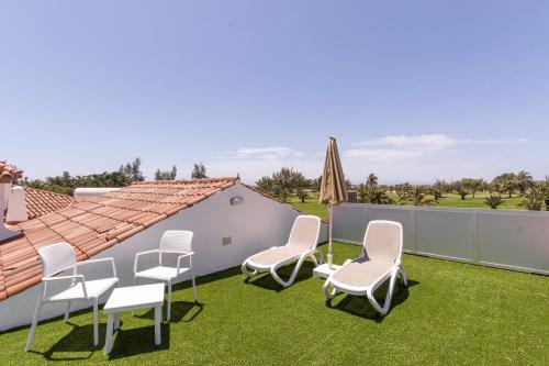 Suite con terraza y solárium del hotel LIVVO Dunagolf Suites. Foto 18