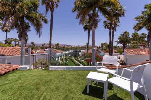 Suite con terraza y solárium del hotel LIVVO Dunagolf Suites. Foto 19