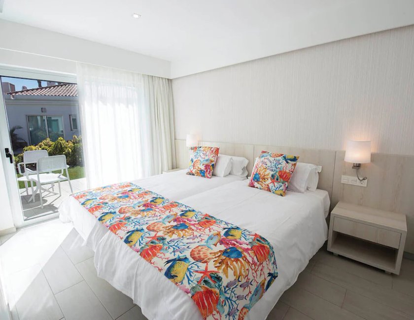 Suite, vistas al jardín del hotel LIVVO Dunagolf Suites. Foto 1