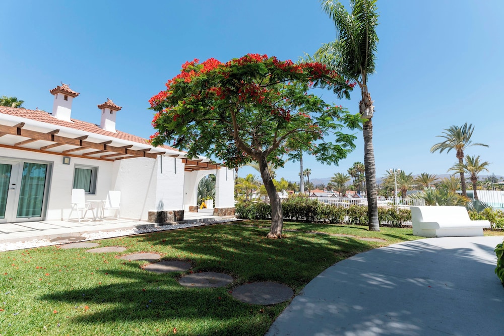 Suite, vistas al jardín del hotel LIVVO Dunagolf Suites
