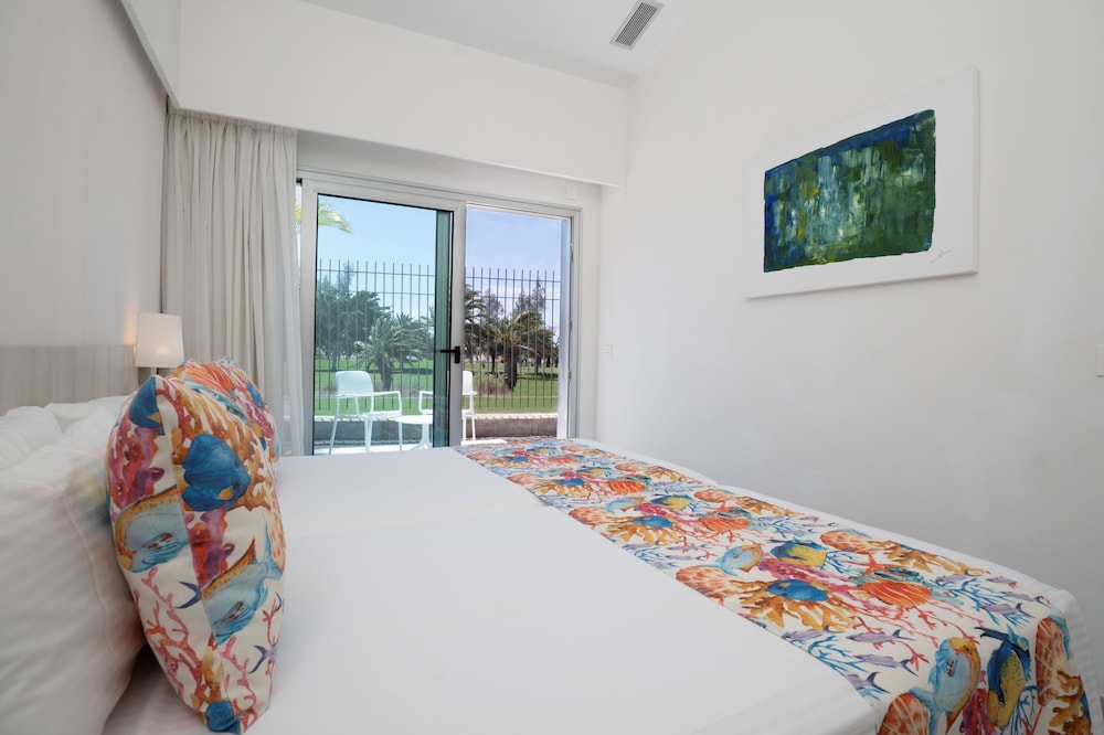 Suite Balcón o Terraza Vista al campo de Golf Sofá Cama incluido 2 Camas individuales kitchenette del hotel LIVVO Dunagolf Suites