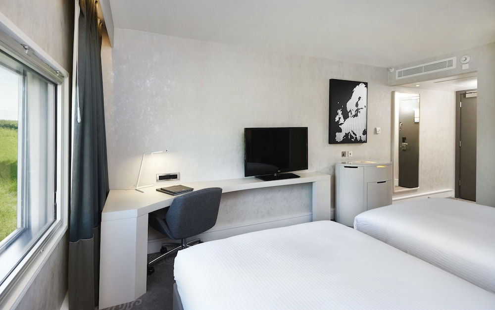 Habitación Deluxe con 2 camas individuales del hotel Hilton London Heathrow Airport. Foto 1