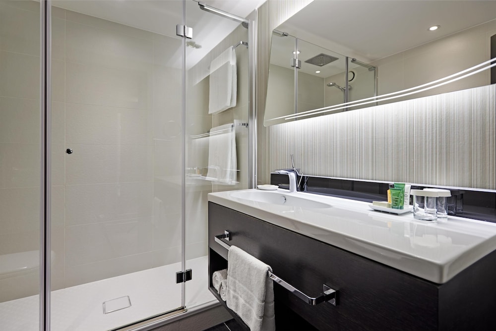 Habitación, 1 cama de matrimonio grande del hotel Hilton London Heathrow Airport. Foto 5