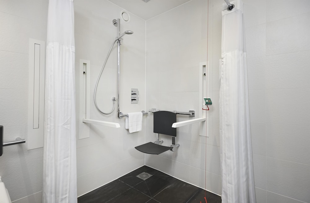 Habitación, 1 cama de matrimonio, accesible para personas con discapacidad del hotel Hilton London Heathrow Airport. Foto 3