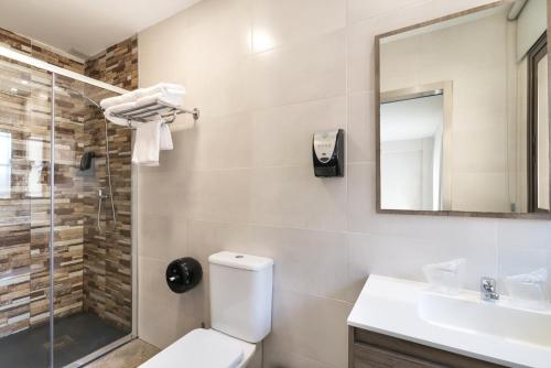 Habitación Doble Deluxe con balcón - 1 o 2 camas del hotel Boutique Roisa. Foto 2