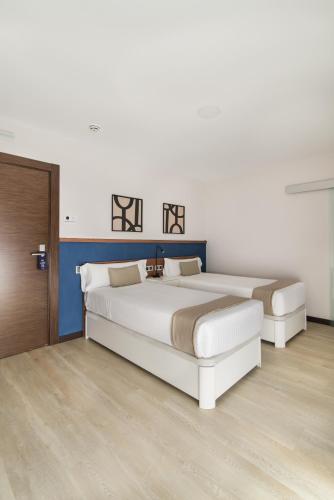 Habitación Doble Deluxe con balcón - 1 o 2 camas del hotel Boutique Roisa. Foto 5