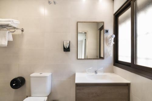 Habitación Doble Deluxe con balcón - 1 o 2 camas del hotel Boutique Roisa. Foto 11