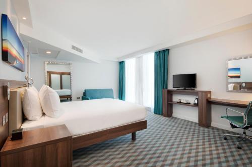 Habitación adaptada para personas de movilidad reducida - 1 cama grande del hotel Hampton By Hilton London Stansted Airport. Foto 2