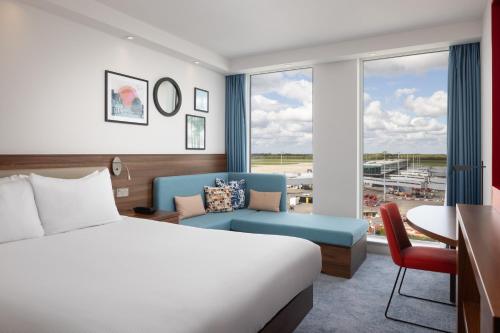 Habitación con vistas a la pista - Cama grande del hotel Hampton By Hilton London Stansted Airport. Foto 12