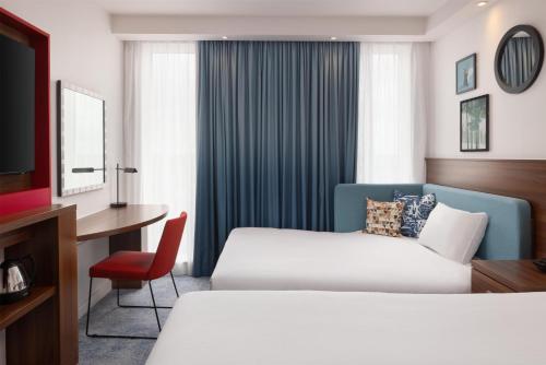 Habitación Familiar con vistas a la pista del hotel Hampton By Hilton London Stansted Airport. Foto 5