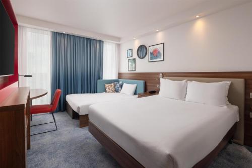 Habitación Familiar con vistas a la pista del hotel Hampton By Hilton London Stansted Airport. Foto 7