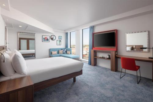 Habitación adaptada para personas de movilidad reducida con vistas a la pista - Cama grande del hotel Hampton By Hilton London Stansted Airport. Foto 12