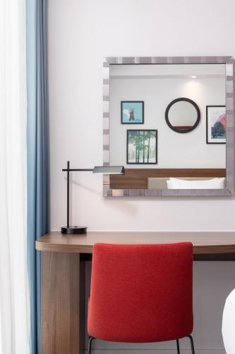 Habitación con cama grande del hotel Hampton By Hilton London Stansted Airport. Foto 13