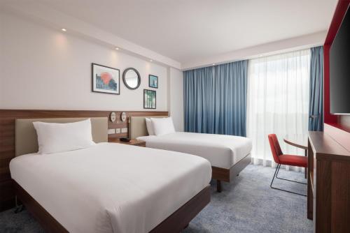 Habitación Doble - 2 camas del hotel Hampton By Hilton London Stansted Airport. Foto 6