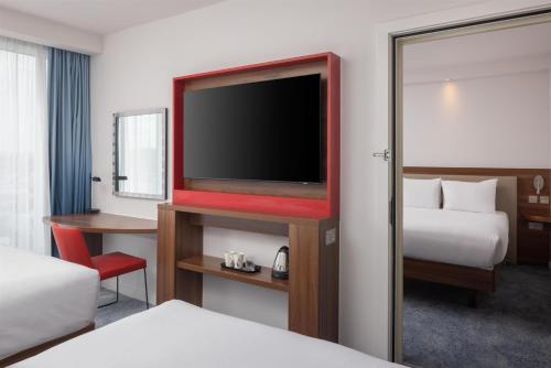 Habitación Doble - 2 camas del hotel Hampton By Hilton London Stansted Airport. Foto 9