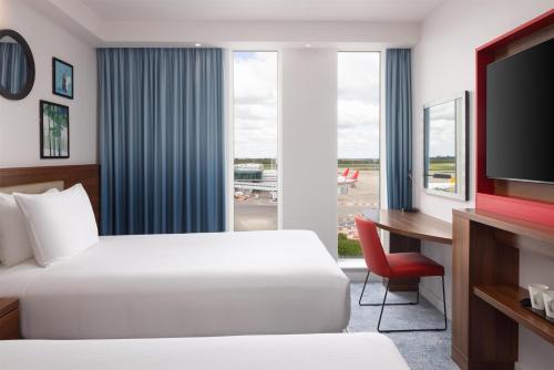 Habitación Doble con vistas a la pista - 2 camas del hotel Hampton By Hilton London Stansted Airport. Foto 4
