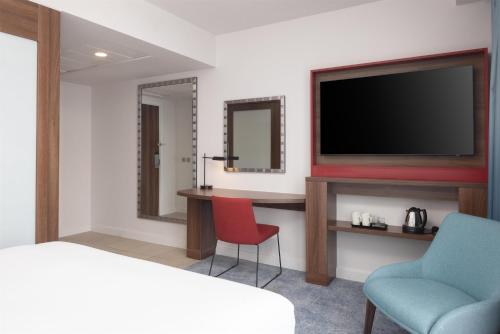 Habitación con cama grande y bañera del hotel Hampton By Hilton London Stansted Airport. Foto 5