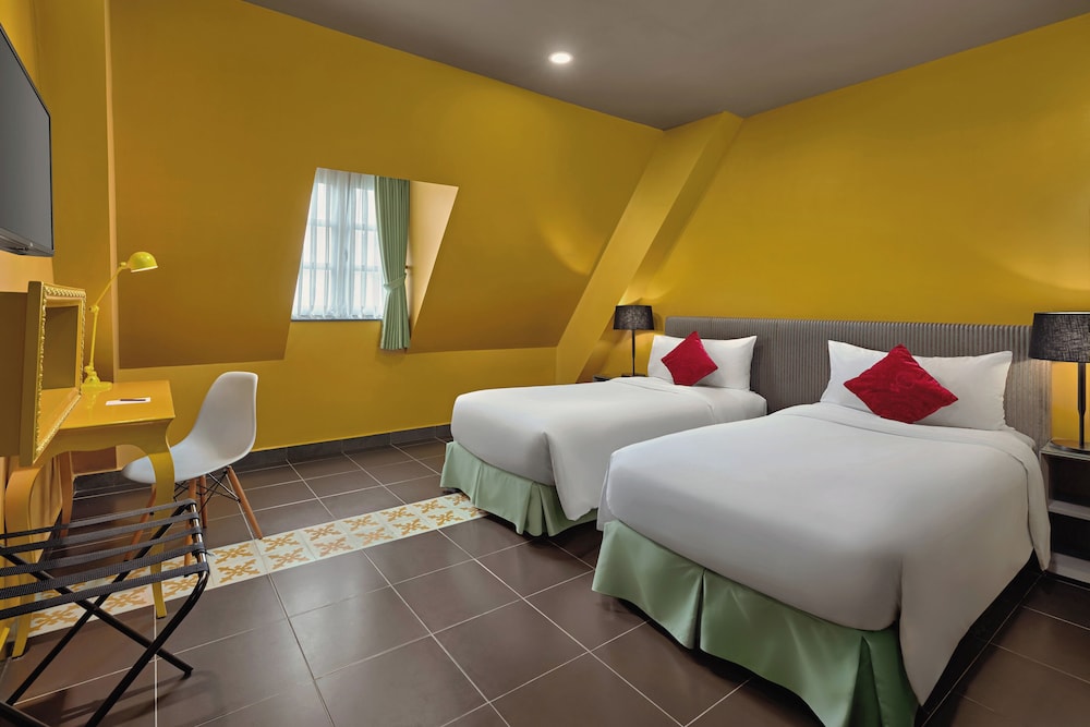 Habitación en ático con camas gemelas - Sin vistas del hotel Mercure Danang French Village Bana Hills. Foto 1
