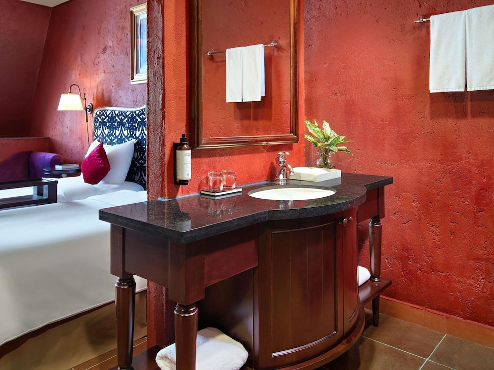 Habitación en ático con camas gemelas - Sin vistas del hotel Mercure Danang French Village Bana Hills. Foto 5