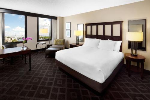 1 cama king con vistas al río del hotel Hyatt Regency Savannah. Foto 3
