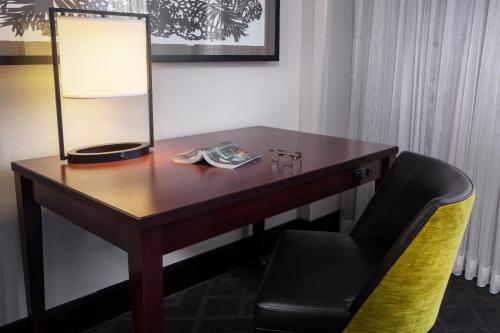 1 Cama King con Vistas a la Ciudad del hotel Hyatt Regency Savannah. Foto 7