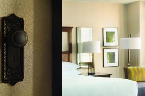 1 Cama King con Bañera Accesible del hotel Hyatt Regency Savannah. Foto 4
