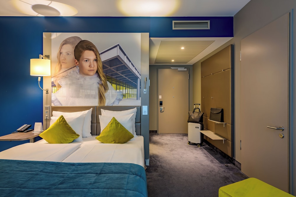 Habitación estándar con cama queen size y baño accesible, sin armario del hotel Mercure Hotel Berlin Wittenbergplatz. Foto 1