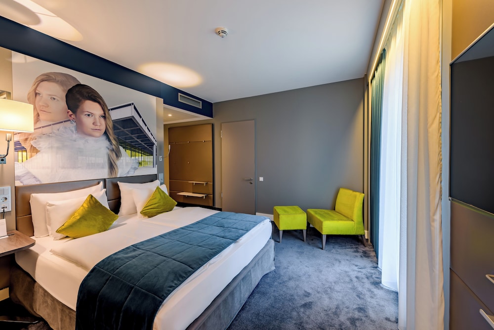 Habitación estándar con cama queen size y baño accesible, sin armario del hotel Mercure Hotel Berlin Wittenbergplatz. Foto 2