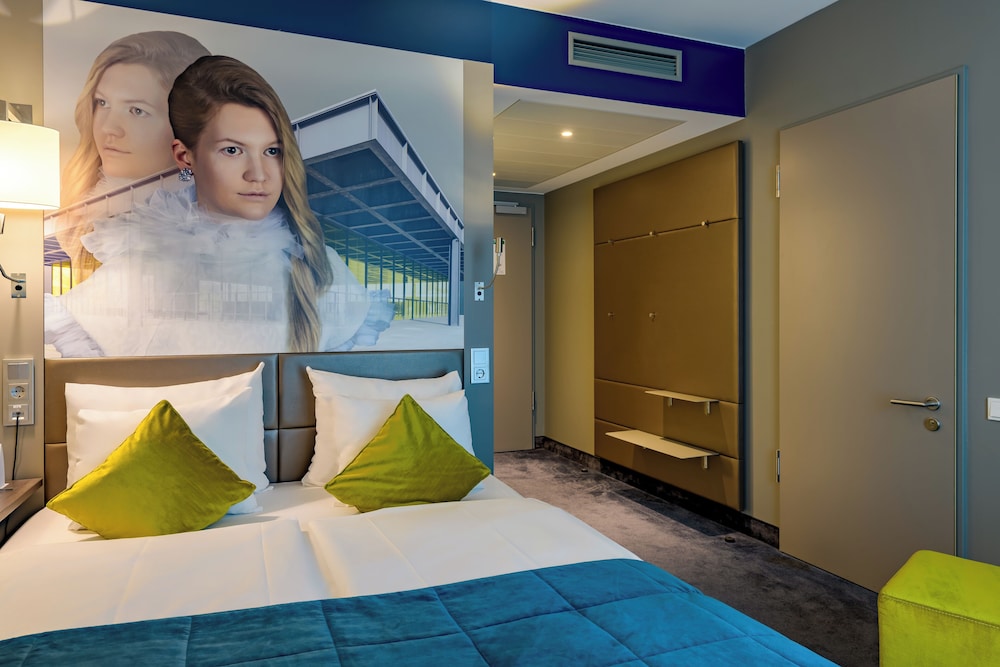 Habitación estándar con cama queen size y baño accesible, sin armario del hotel Mercure Hotel Berlin Wittenbergplatz. Foto 3