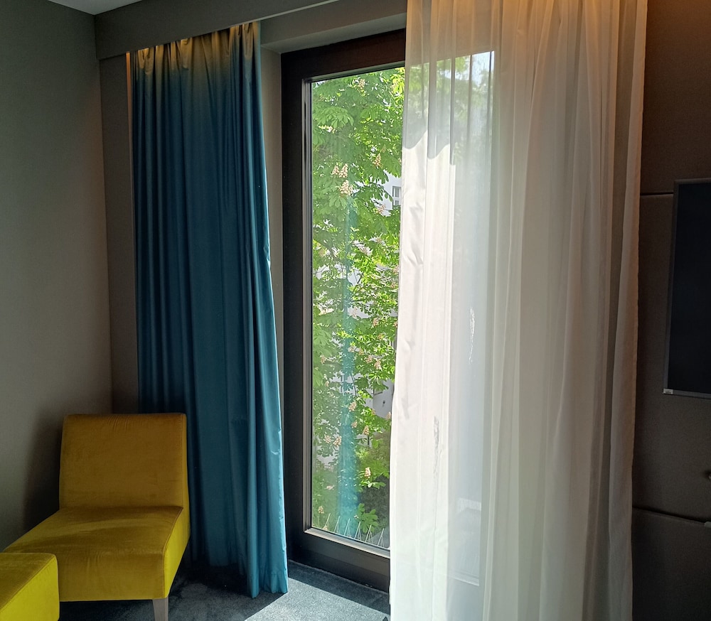 Habitación estándar con cama queen size y baño accesible, sin armario del hotel Mercure Hotel Berlin Wittenbergplatz. Foto 4