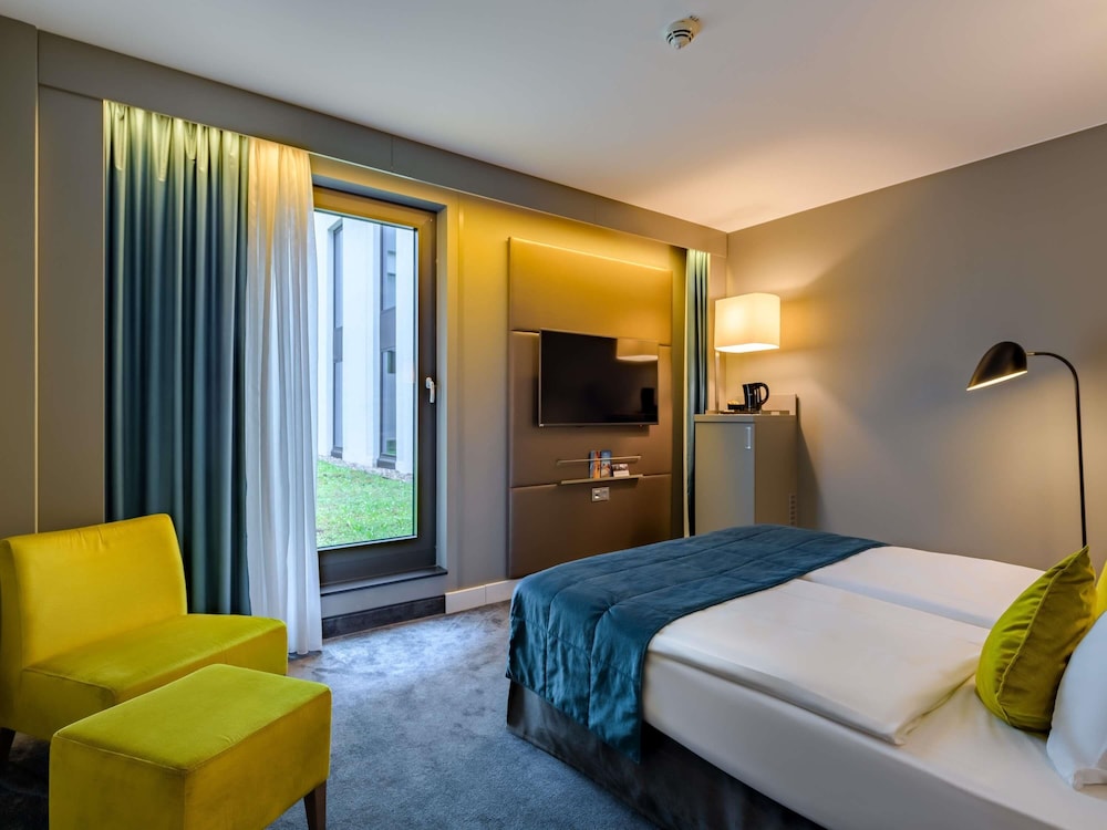 Habitación estándar con cama queen size y baño accesible, sin armario del hotel Mercure Hotel Berlin Wittenbergplatz. Foto 6