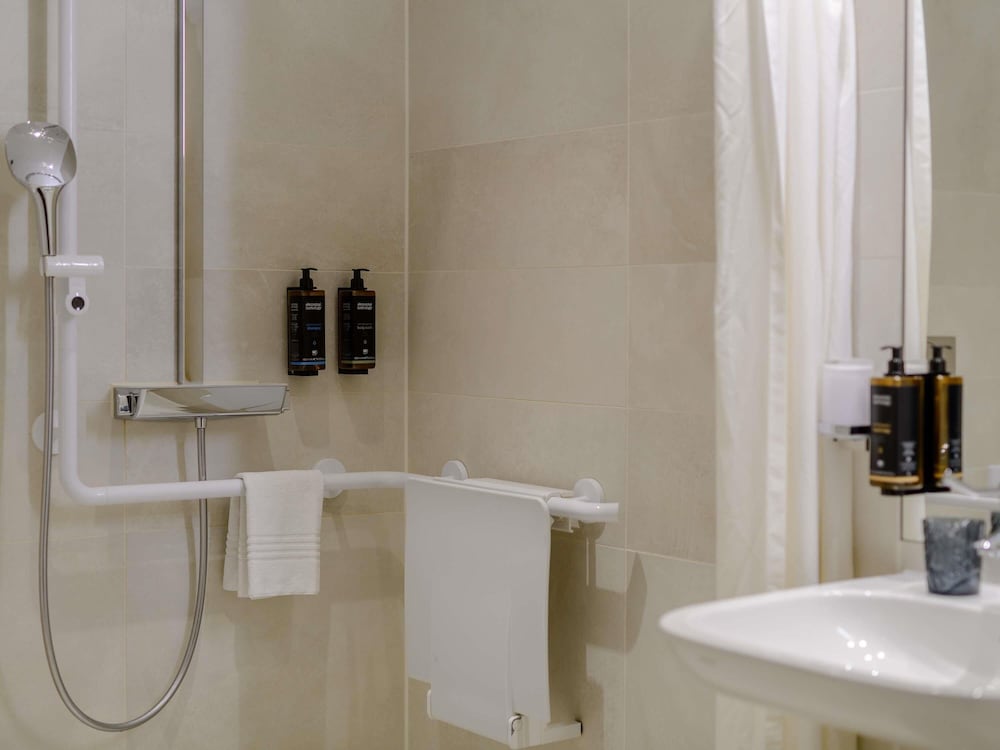 Habitación estándar con cama queen size y baño accesible, sin armario del hotel Mercure Hotel Berlin Wittenbergplatz. Foto 8
