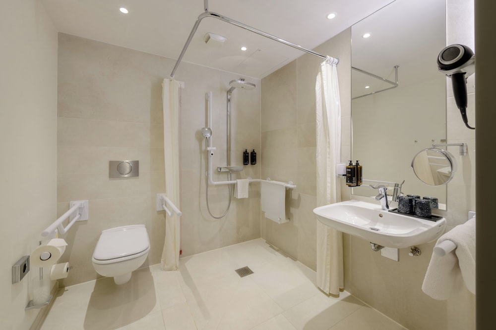 Habitación estándar con cama queen size y baño accesible, sin armario del hotel Mercure Hotel Berlin Wittenbergplatz. Foto 9