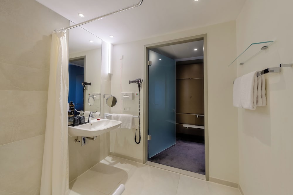 Habitación estándar con cama queen size y baño accesible, sin armario del hotel Mercure Hotel Berlin Wittenbergplatz. Foto 10