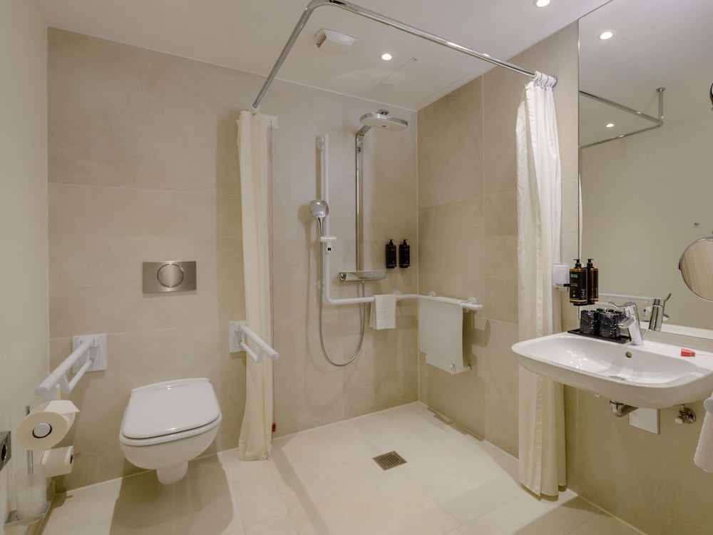 Habitación estándar con cama queen size y baño accesible, sin armario del hotel Mercure Hotel Berlin Wittenbergplatz. Foto 11