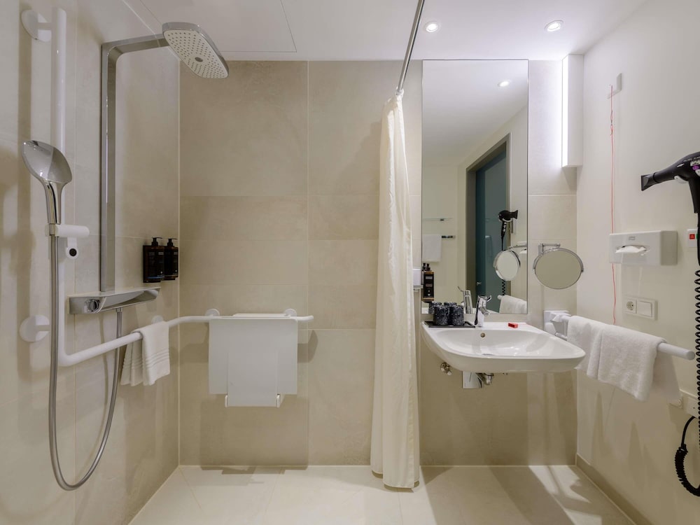 Habitación estándar con cama queen size y baño accesible, sin armario del hotel Mercure Hotel Berlin Wittenbergplatz. Foto 12