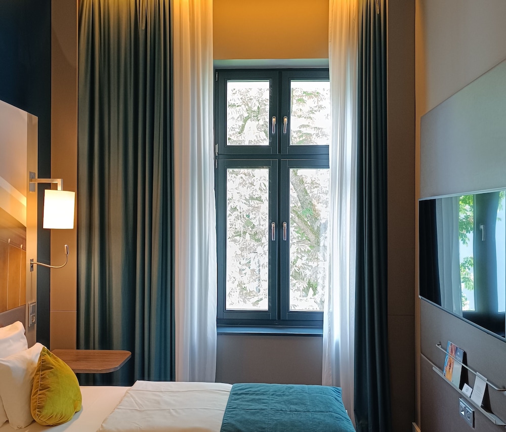 Habitación estándar con cama queen size (con armario o vestidor) del hotel Mercure Hotel Berlin Wittenbergplatz. Foto 3