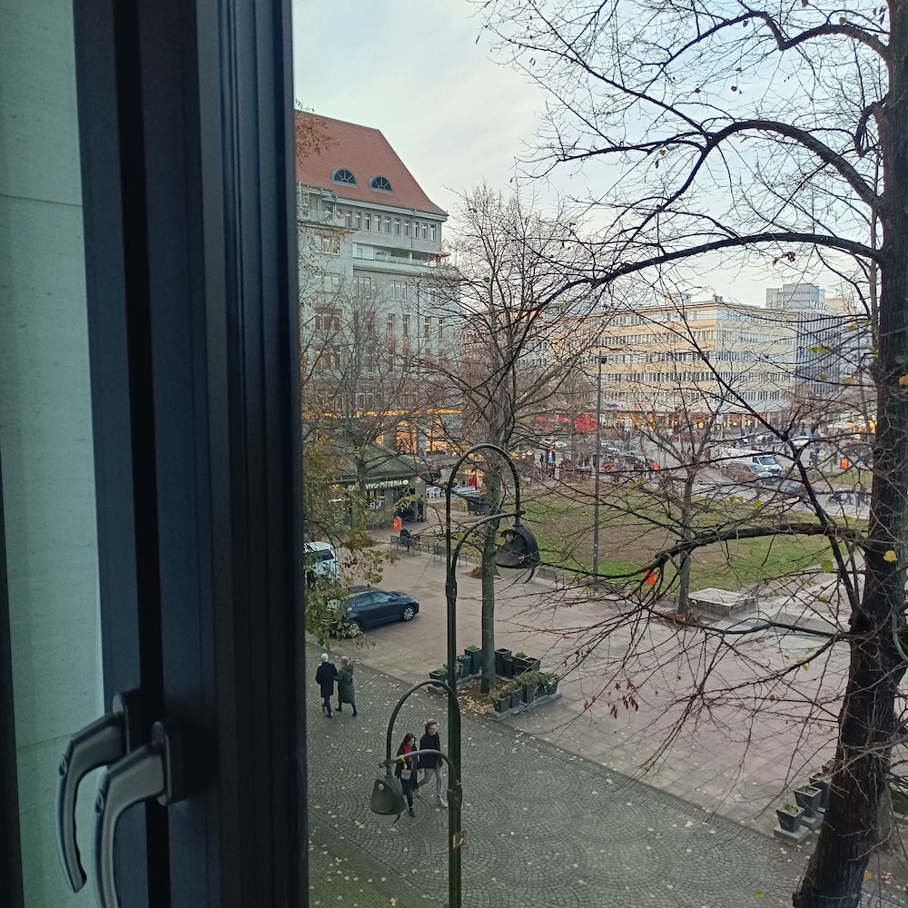 Habitación superior con cama queen size y vistas a la ciudad del hotel Mercure Hotel Berlin Wittenbergplatz. Foto 6