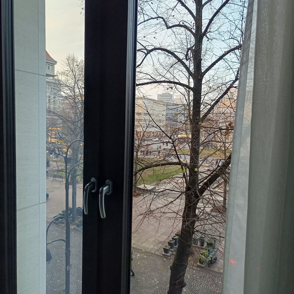 Habitación superior con cama queen size y vistas a la ciudad del hotel Mercure Hotel Berlin Wittenbergplatz. Foto 7