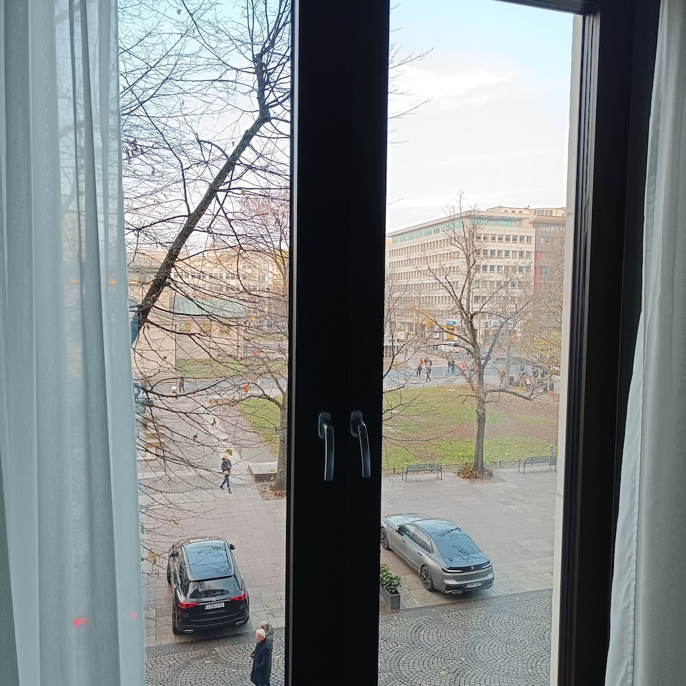 Habitación superior con cama queen size y vistas a la ciudad del hotel Mercure Hotel Berlin Wittenbergplatz. Foto 8