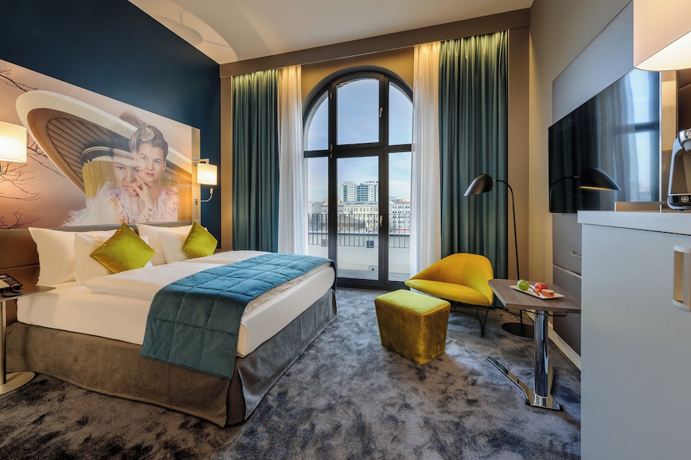 Habitación con balcón y cama queen size del hotel Mercure Hotel Berlin Wittenbergplatz. Foto 3