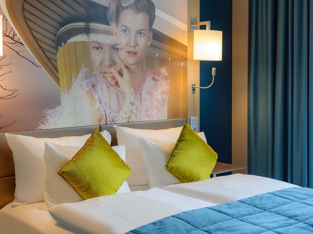 Habitación con balcón y cama queen size del hotel Mercure Hotel Berlin Wittenbergplatz. Foto 4