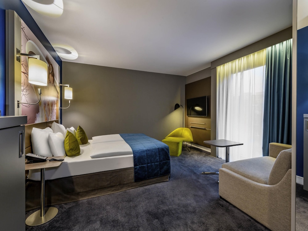 Habitación superior con cama queen size y sofá - cama del hotel Mercure Hotel Berlin Wittenbergplatz