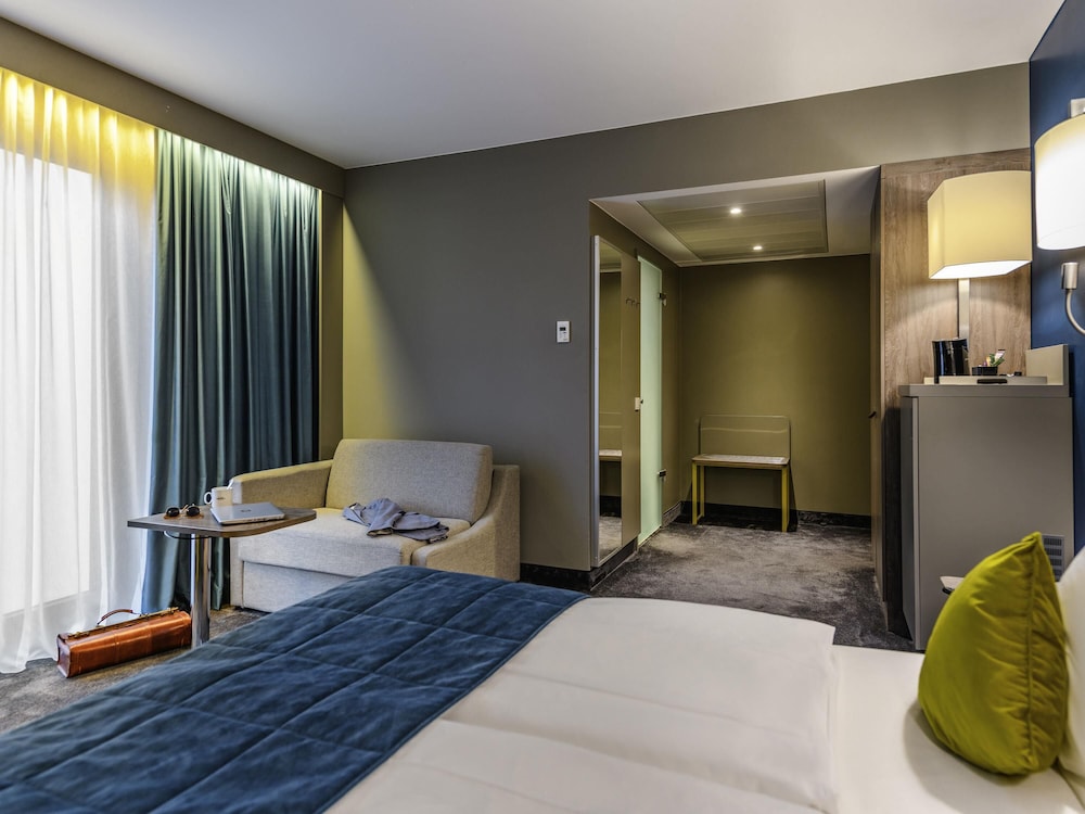 Habitación superior con cama queen size y sofá - cama del hotel Mercure Hotel Berlin Wittenbergplatz. Foto 3