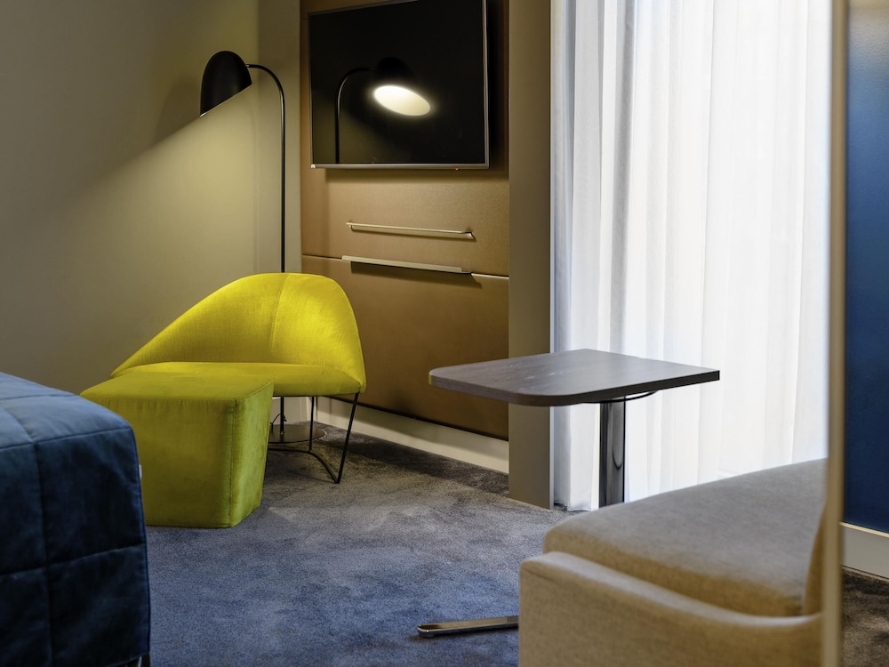 Habitación superior con cama queen size y sofá - cama del hotel Mercure Hotel Berlin Wittenbergplatz. Foto 4