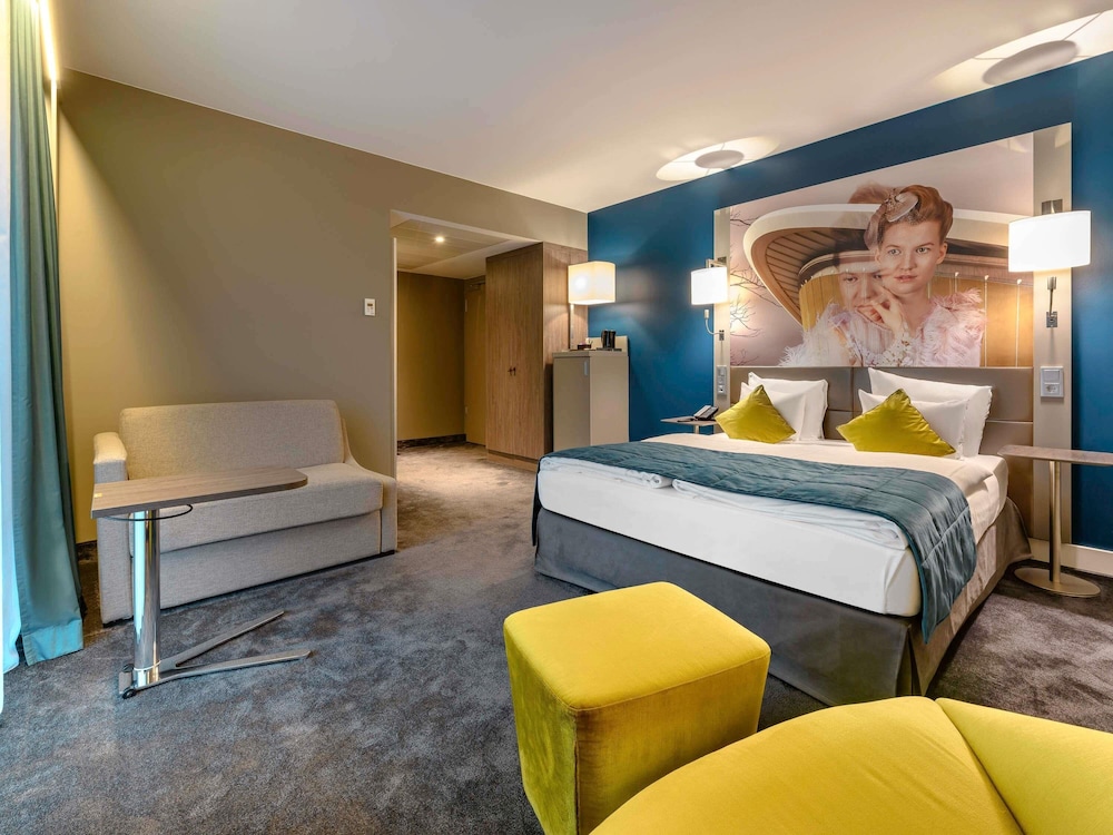 Habitación superior con cama queen size y sofá - cama del hotel Mercure Hotel Berlin Wittenbergplatz. Foto 5