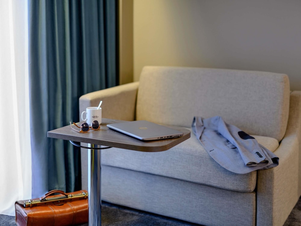 Habitación superior con cama queen size y sofá - cama del hotel Mercure Hotel Berlin Wittenbergplatz. Foto 6