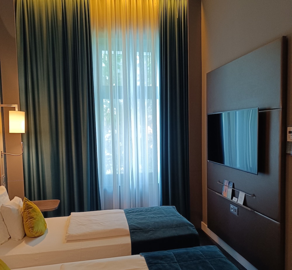 Habitaciones superiores con dos camas individuales del hotel Mercure Hotel Berlin Wittenbergplatz. Foto 2