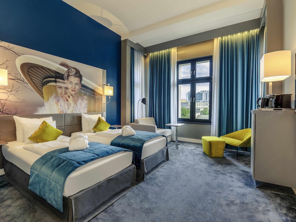 Habitación Privilege con dos camas individuales y sofá - cama del hotel Mercure Hotel Berlin Wittenbergplatz