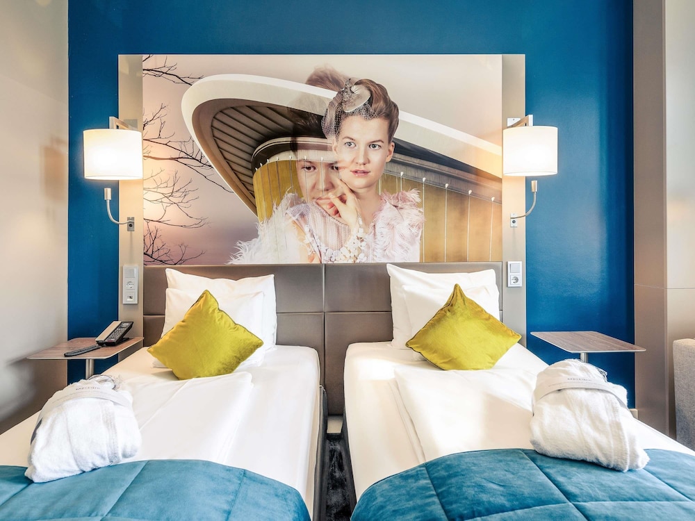 Habitación Privilege con dos camas individuales y sofá - cama del hotel Mercure Hotel Berlin Wittenbergplatz. Foto 2